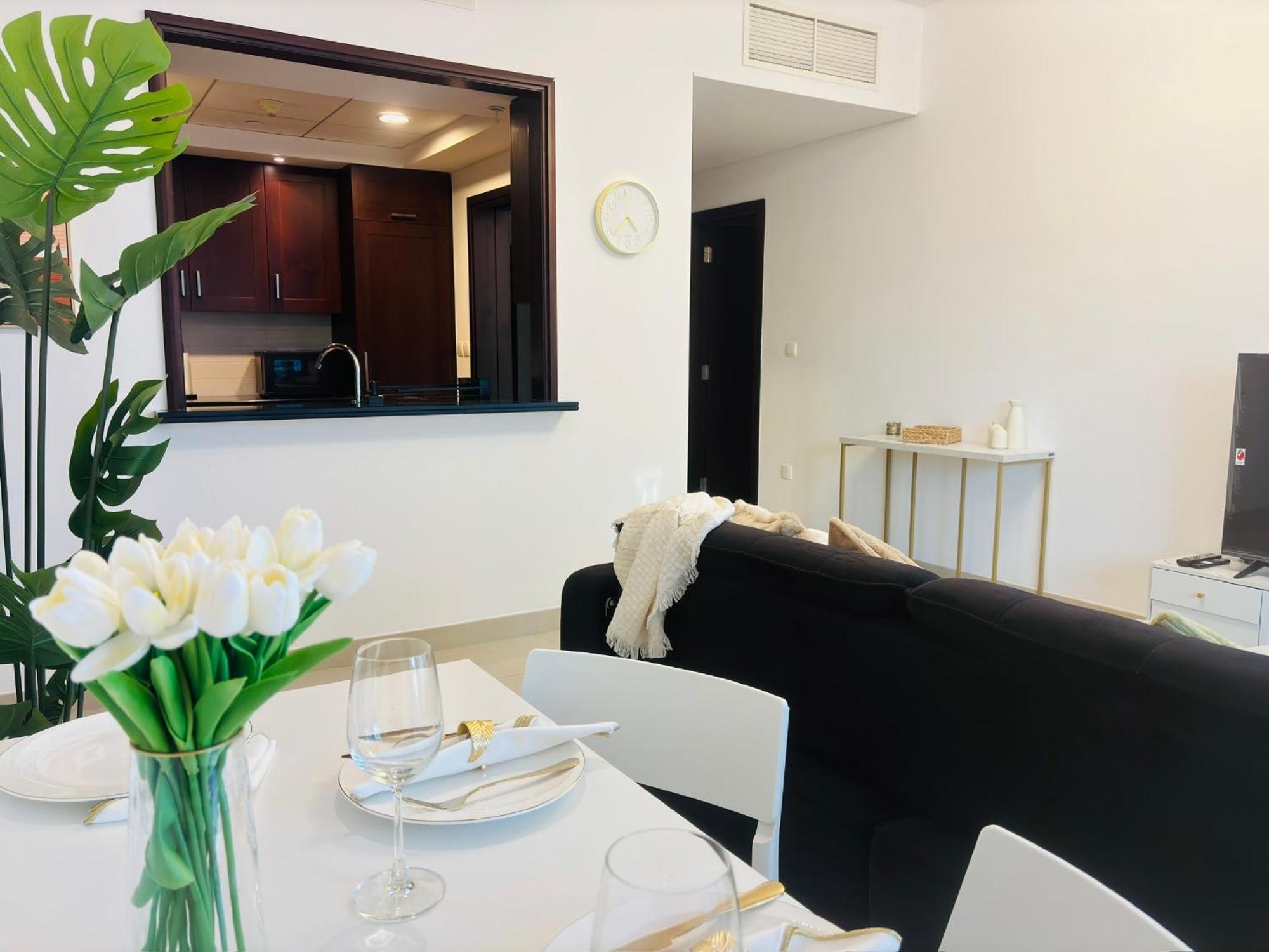 Luxury One Bedroom With Fountain View Opposite Mall