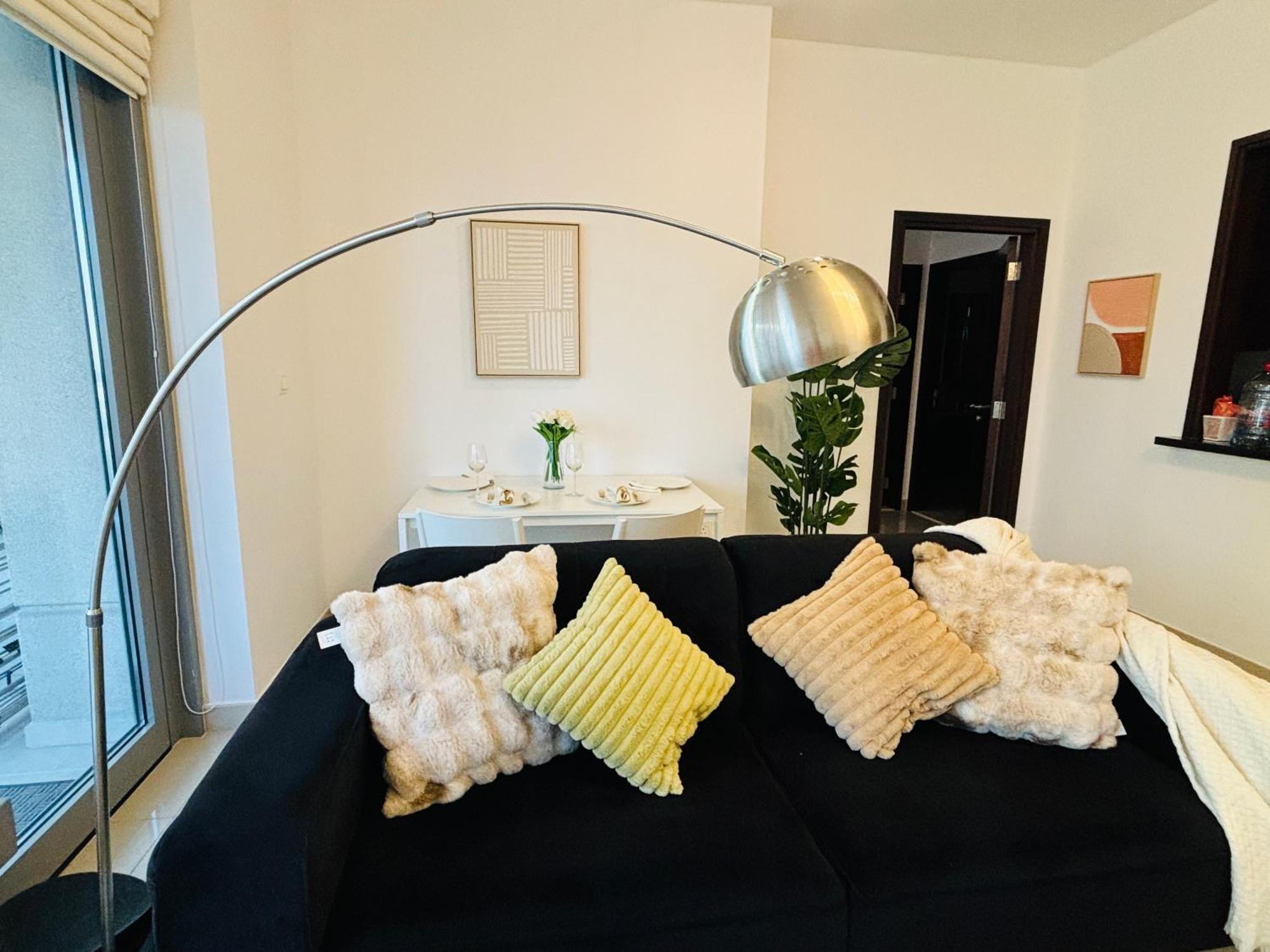 Luxury One Bedroom With Fountain View Opposite Mall Dubai
