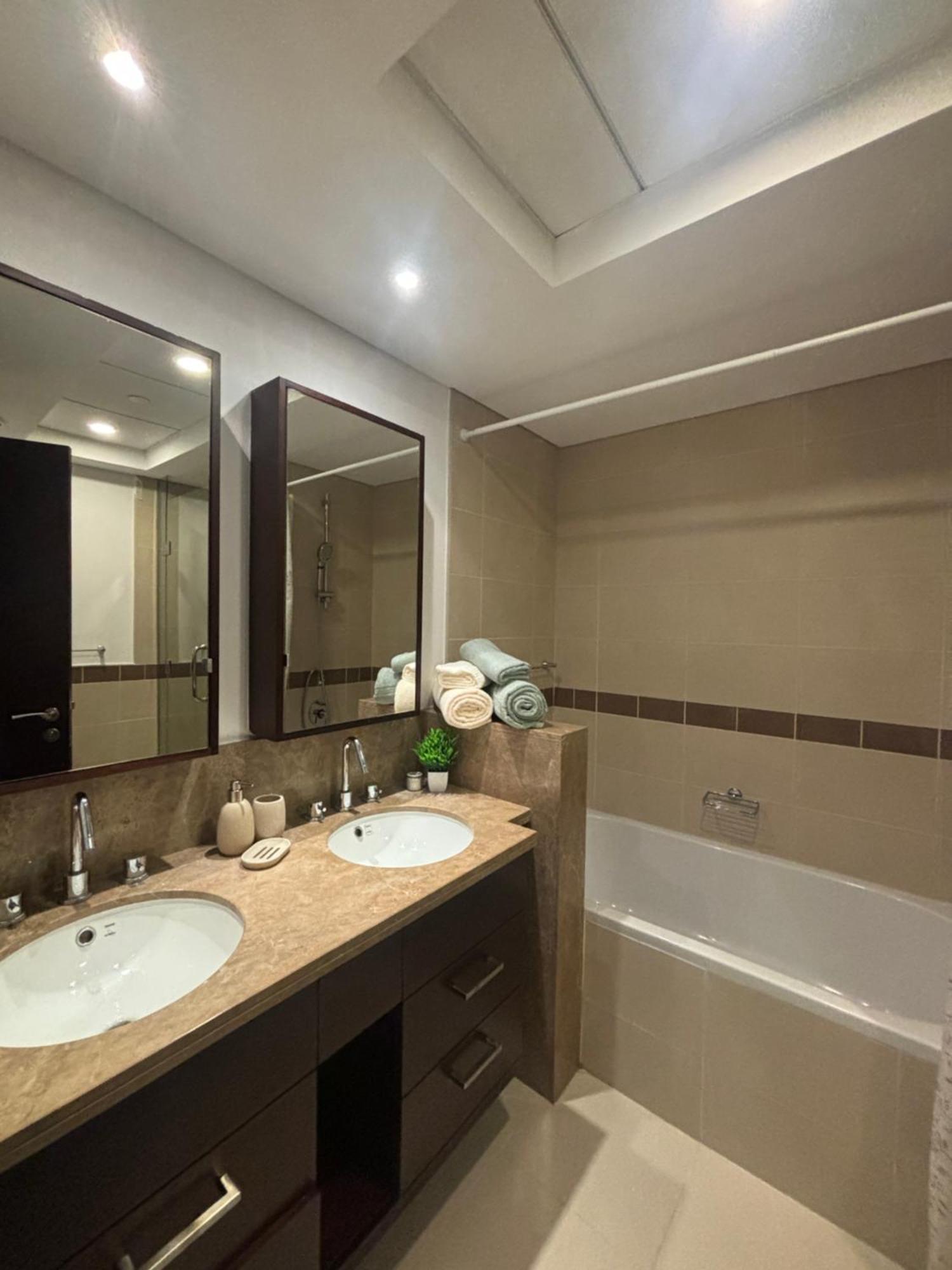 Luxury One Bedroom With Fountain View Opposite Mall Dubai