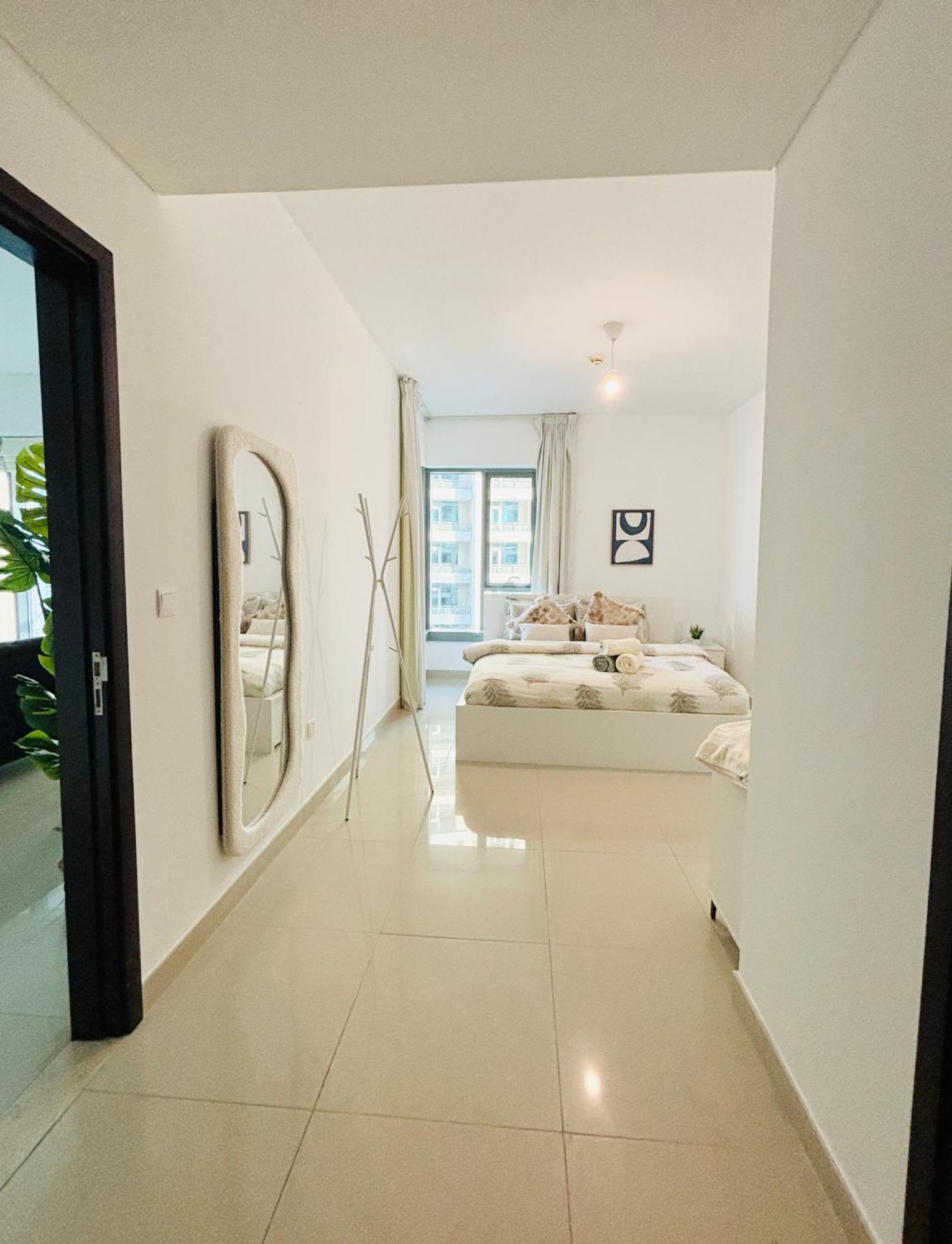 Luxury One Bedroom With Fountain View Opposite Mall Apartment *